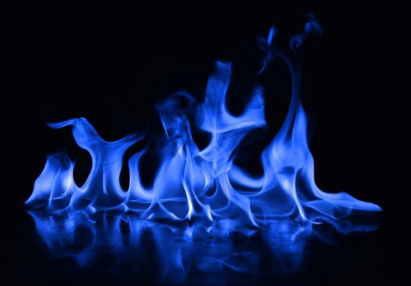 Синее пламя на черном фоне