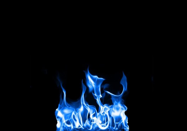 Синее пламя на черном фоне