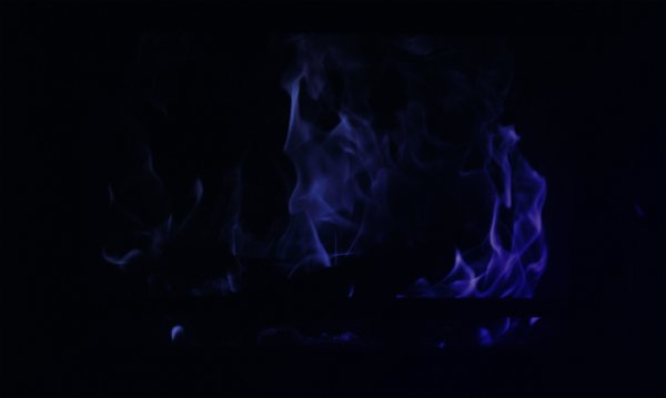 Синее пламя на черном фоне