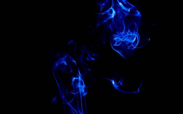 Синее пламя на черном фоне