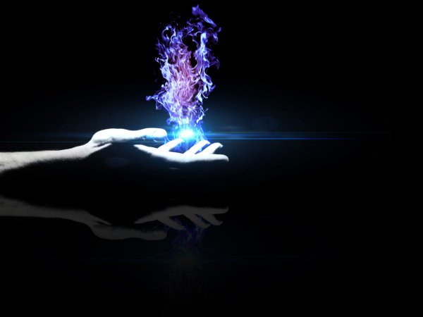 Руки на черном фоне