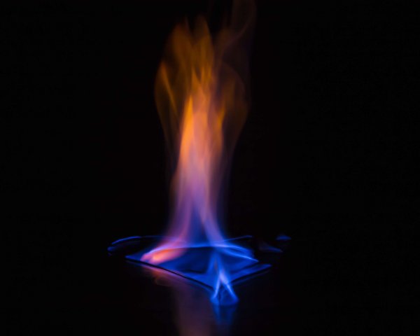 Синее пламя на черном фоне