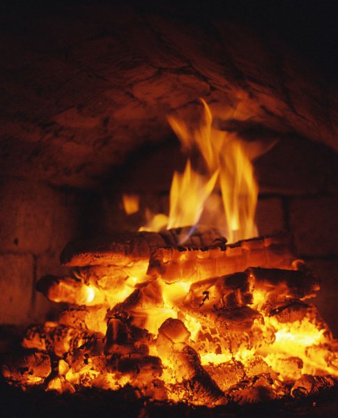 Горящие дрова в печи