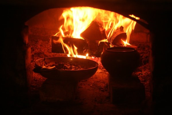 Огонь в деревенской печи