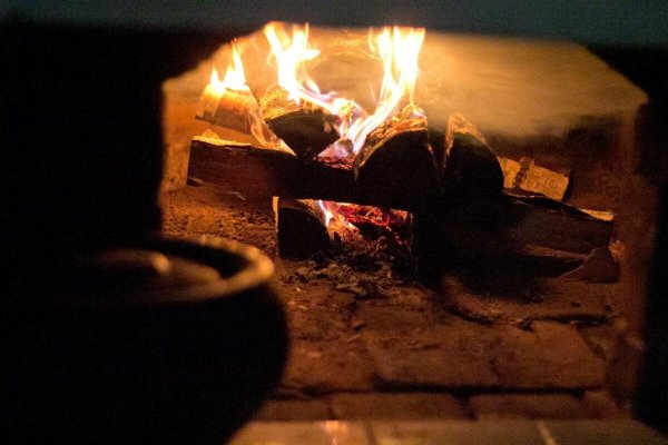 Печь с огнем и чугунком