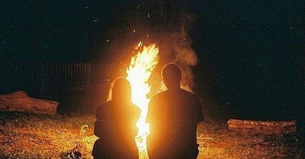 Парень с девушкой у костра
