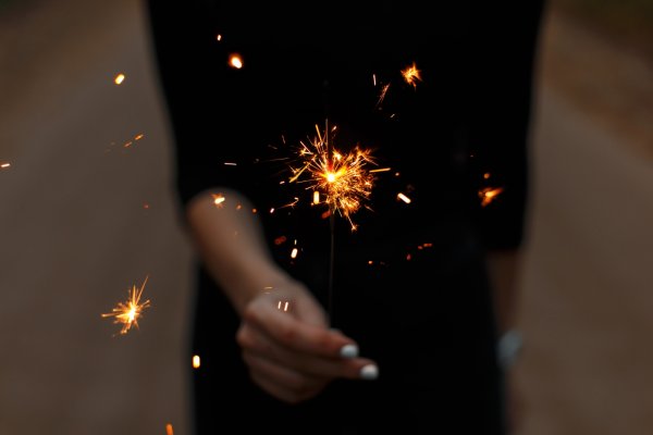 Брюнетка с бенгальскими огнями