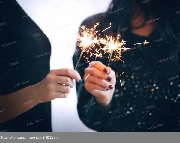 Бенгальские огни в женской руке