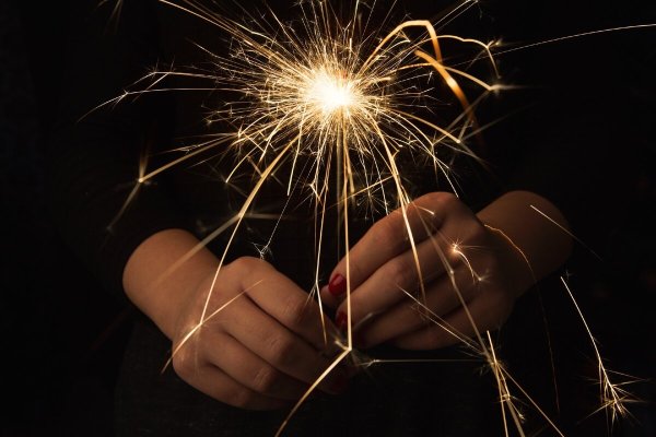 Бенгальские огни в женской руке