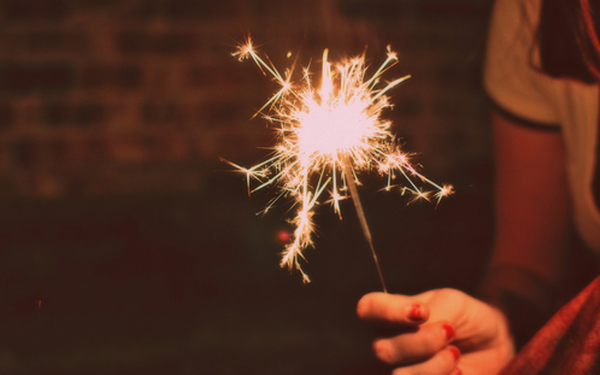 Бенгальский огонь в руке