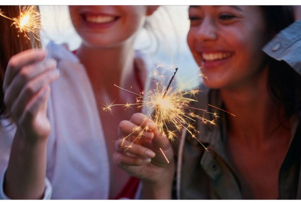 Бенгальский огонь в руке