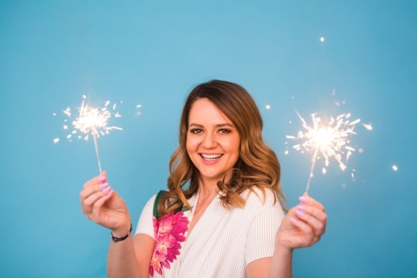 Девушка держит бенгальский огонь