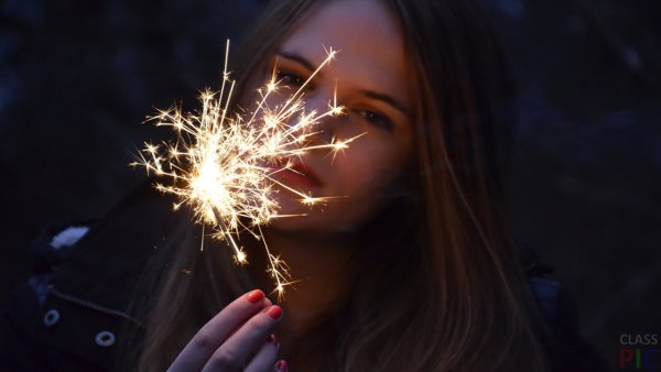 Девушка с бенгальским огнем