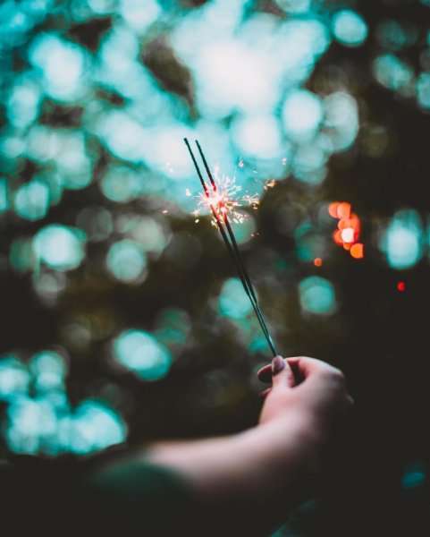 Девушка с бенгальским огнем