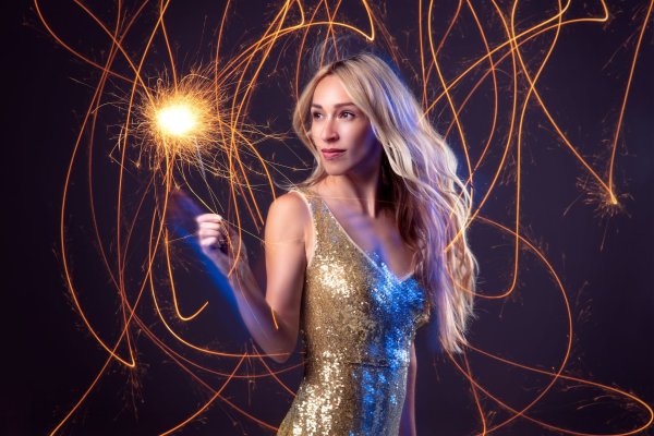 Девушка с бенгальским огнем