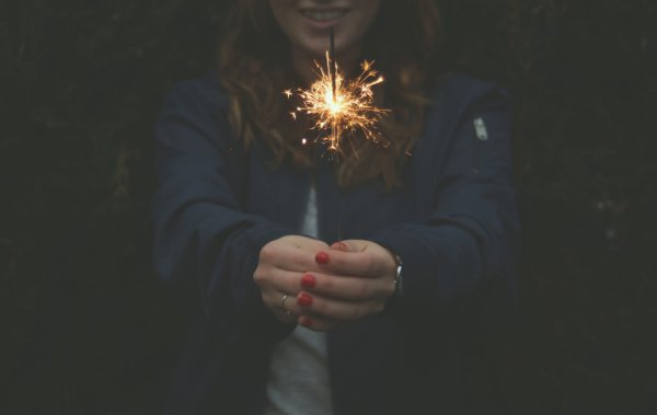 Девочка с бенгальскими огнями