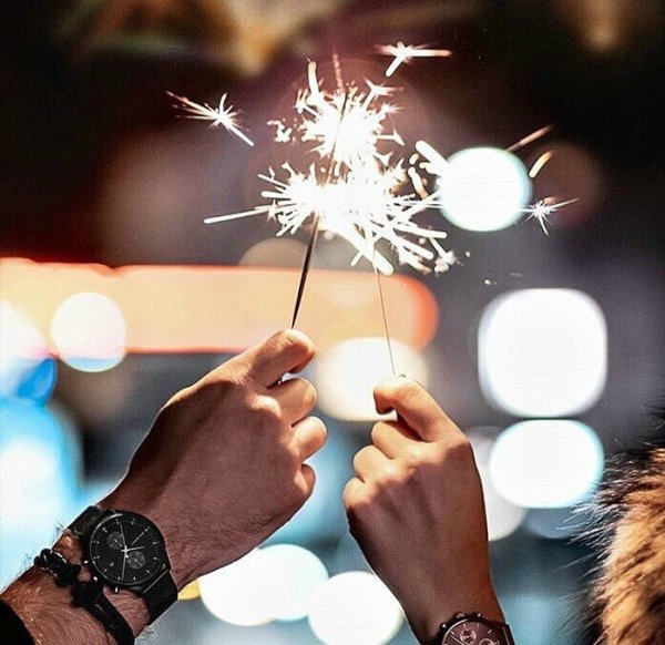 Бенгальские огни в женской руке