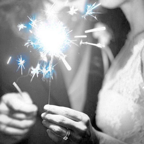 Девушка с бенгальским огнем новый год