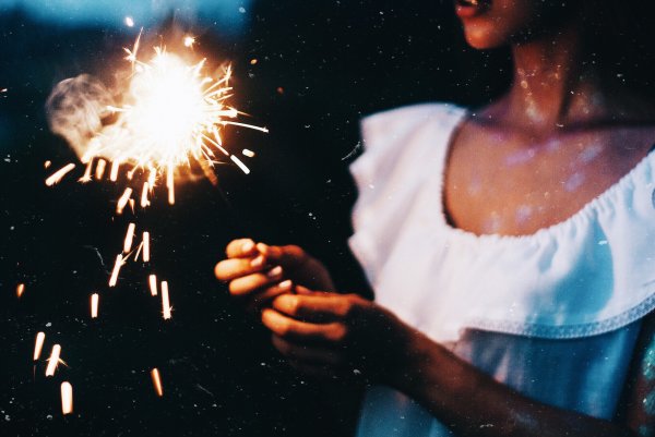 Парень и девушка с бенгальскими огнями