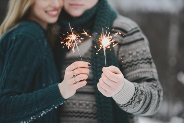 Девушка с бенгальским огнем