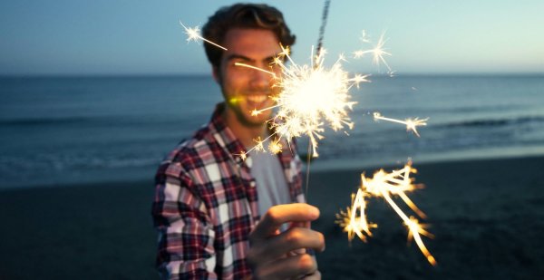 Люди с бенгальскими огнями