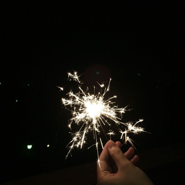 Бенгальский огонь в руке