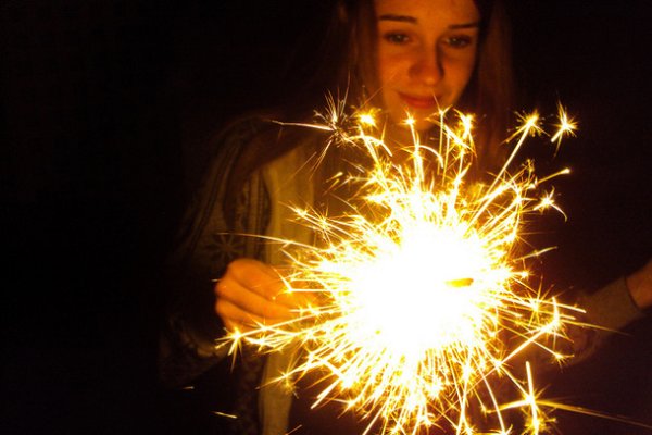 Девушка с бенгальским огнем новый год