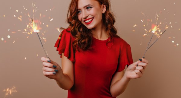 Картинки с бенгальскими огнями девушка