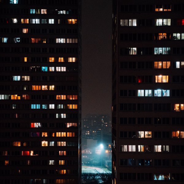 Многоэтажный дом ночью