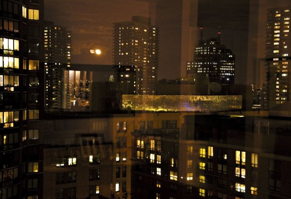 Окно ночь город