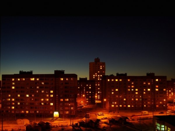 Многоквартирный дом ночью