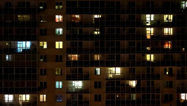 Многоэтажный дом ночью