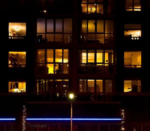 Дом ночью с горящими окнами