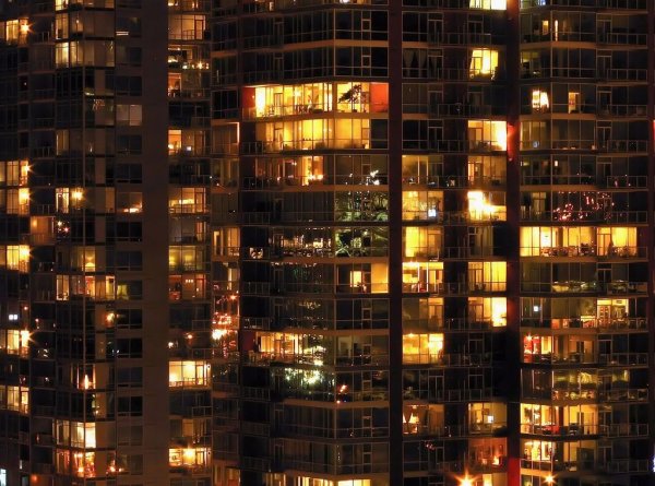 Ночной город из окна многоэтажки