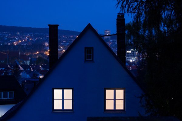 Вечерние окна домов