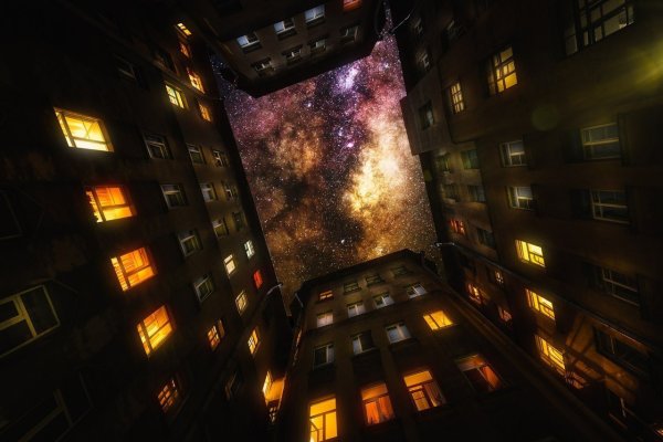 Многоэтажный дом ночью