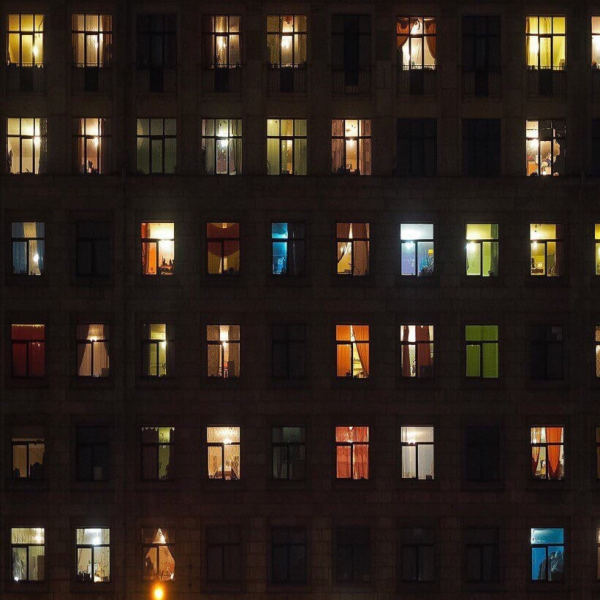 Многоэтажный дом ночью