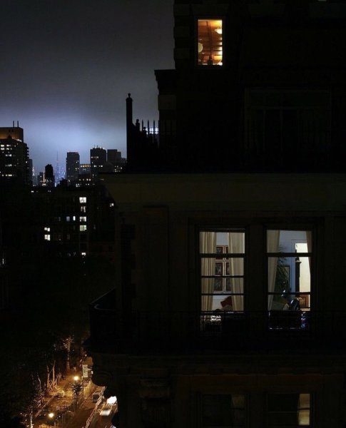 Окно ночь город