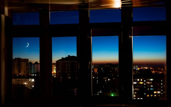 Вид ночного города из окна