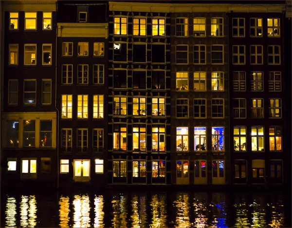 Вечерние окна домов