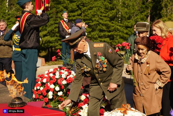 Ветераны у вечного огня
