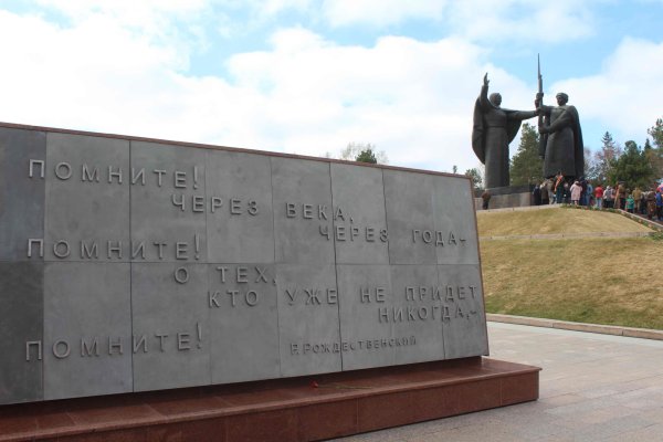 Памятники павшим солдатам столб