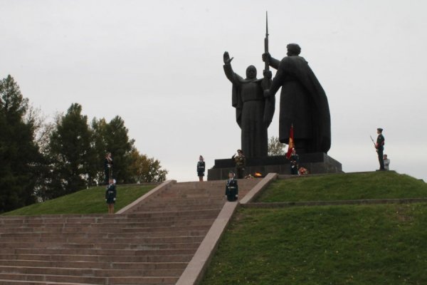 Памятник в Лагерном саду Томск