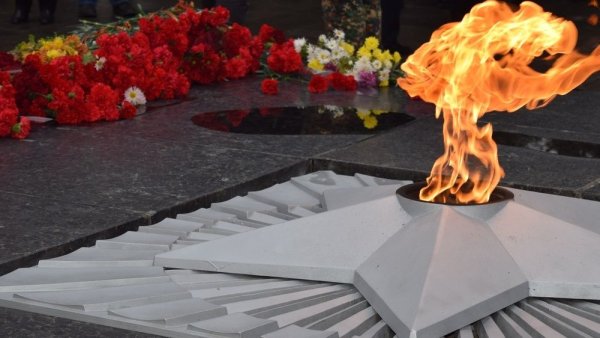 Памятник в Симферополе вечный огонь