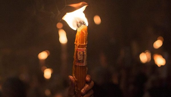 Свечи освещенные благодатным огнем