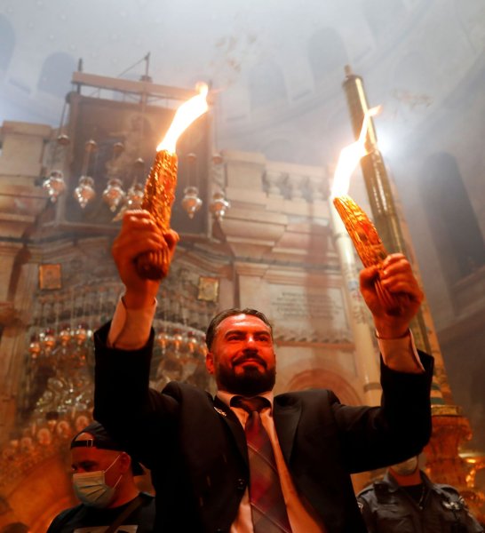 Схождение Благодатного огня 2021