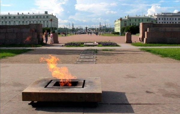 Вечный огонь Марсово поле в Санкт-Петербурге