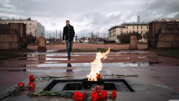 Вечный огонь Марсово поле в Санкт-Петербурге