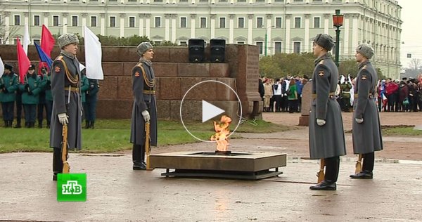 Вечный огонь на Марсовом поле в Санкт-Петербурге