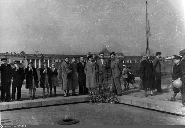 Вечный огонь на Марсовом поле в Санкт-Петербурге 1957 год
